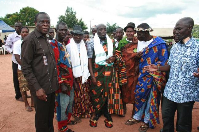 Okoua Daly Augustin, chef central de Neko (village d’Emile Boga Doudou), à Dénis Kah Zion (parrain), samedi : « Nous parents de Boga Doudou, nous voulons rencontrer Alassane Ouattara, notre président »